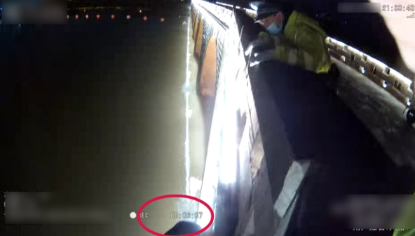 驚險一幕！江西一男子深夜欲跳河輕生，網格快警緊急營救