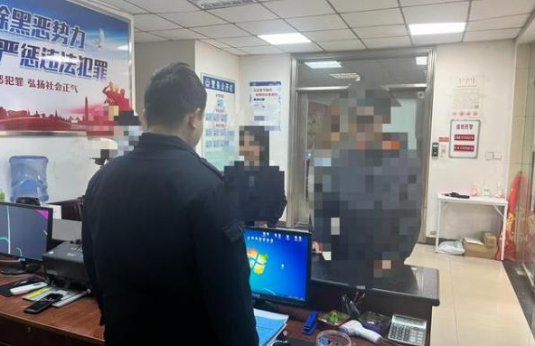 被騙400余萬！男子被家人架著進入公安機關報警