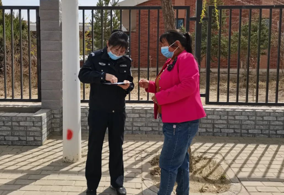 新莊集派出所“挎包警務”直達百姓家門口
